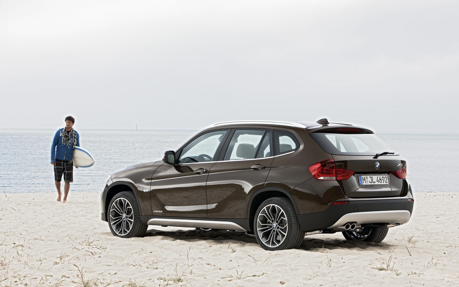BMW X1 на песчаном пляже